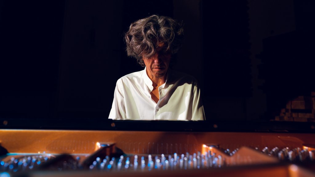 lecho's tweet photo. Avec Earl Wild, le pianiste Vittorio Forte joue dans un arc-en-ciel https://t.co/TCK79lypdy Par @XUM_ | #EarlWild https://t.co/kPlc1I5Saj