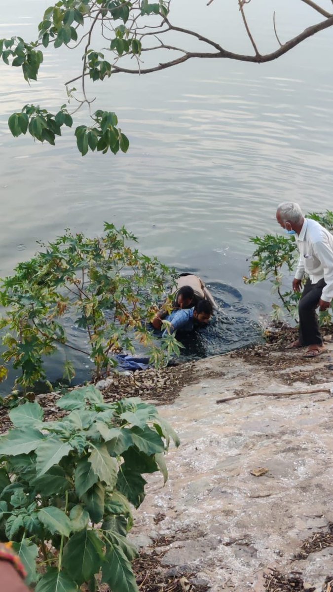 MalkajgiriCop's tweet photo. Today HGO Eshwar of @Saroornagarps #rescued the life of 26 years old male attempted suicide in #Saroornagar lake. Victim handed over to relatives. CP Sri #Mahesh_Bhagwat_IPS and other senior officers #appreciated Eshwar and he is being recommended for PM medal for #Life_Saving. https://t.co/DVLP009QbV
