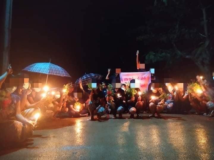 IzKeiko's tweet photo. Kadet Nge Seik villagers in Laung Lon Township staged a "Candlelight vigil and Prayer strike" on the night of May 28.
 #WhatsHappeningInMyanmar #May28Coup #MilkTeaAlliance https://t.co/t5HhDuwRfj#