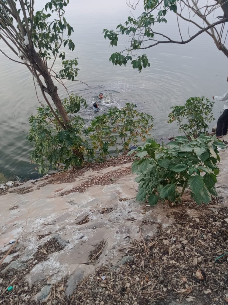 MalkajgiriCop's tweet photo. Today HGO Eshwar of @Saroornagarps #rescued the life of 26 years old male attempted suicide in #Saroornagar lake. Victim handed over to relatives. CP Sri #Mahesh_Bhagwat_IPS and other senior officers #appreciated Eshwar and he is being recommended for PM medal for #Life_Saving. https://t.co/DVLP009QbV