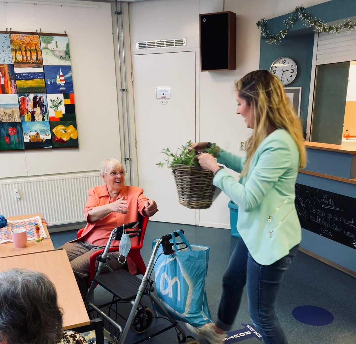 Geslaagde NL-doet actie voor bewoners uit de wijk Seghwaert-Noordhove die een hart onder de riem best kunnen gebruiken! Met vrijwilligers bloemenmanden met extra's opgemaakt en bezorgd: aan huis en bij <a href="/inZetindewijk/">inZet-indewijk</a> Seghwaert. @OranjeFonds  @stichtingpiezo @hofvanseghwaert