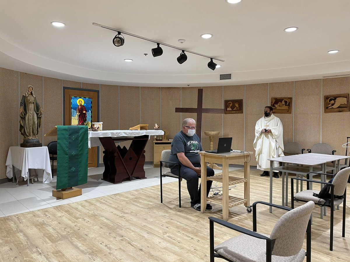 StPaulCSS1's tweet photo. Thank you to celebrant Fr. Terence & our @StPaulCSS1 chaplain Mr. McLevey for our STP year end virtual mass celebration this morning. Our students & staff gathered virtually in prayer to reflect & give thanks. #StDominics #Thankful #CatholicCommunity @archtoronto @DPCDSBSchools https://t.co/VsQzqwx2ur