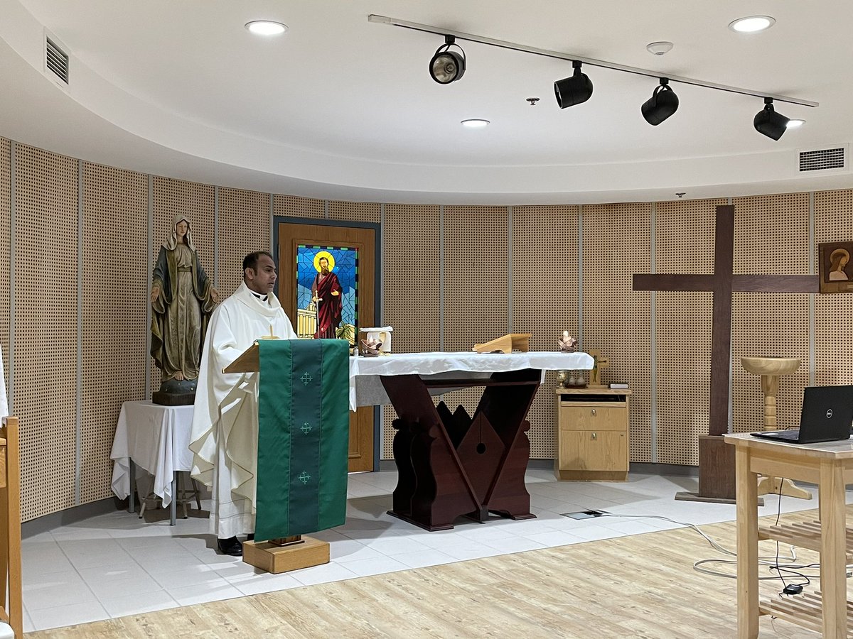 StPaulCSS1's tweet photo. Thank you to celebrant Fr. Terence & our @StPaulCSS1 chaplain Mr. McLevey for our STP year end virtual mass celebration this morning. Our students & staff gathered virtually in prayer to reflect & give thanks. #StDominics #Thankful #CatholicCommunity @archtoronto @DPCDSBSchools https://t.co/VsQzqwx2ur