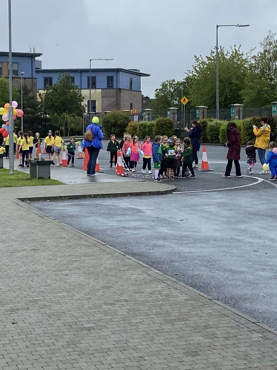 rithbeo's tweet photo. Blas imeachtaí an lae inniu! Bhí rásaíocht iontach ar siúl arís. A taste of today’s activities, there was more great running today 🏃‍♂️🏃🏽‍♀️🙌 There’s still time to register for the time event on https://t.co/TIdIBnO55f and of course the páistí can run again. https://t.co/FvJu8ZOfZc