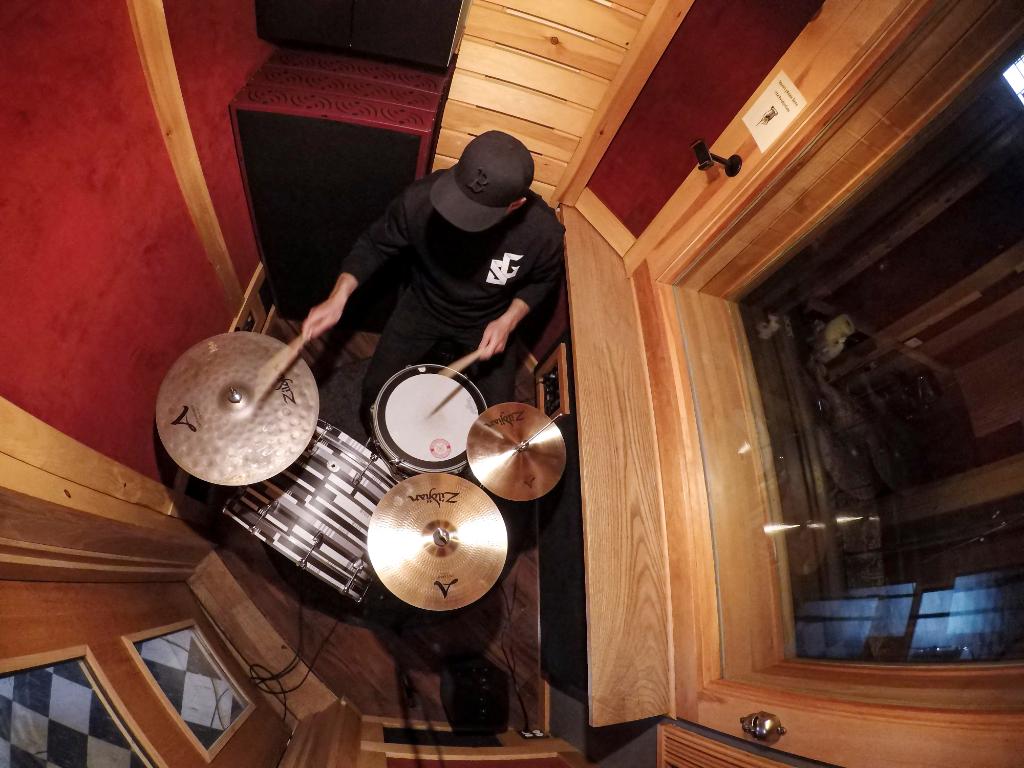 ZildjianCompany's tweet photo. Talk about a compact sound!
Jonathan Ulman is playing his Zildjian City Pack setup in the vocal booth to get an even tighter sound in the studio!
Check out the City Pack today at: https://t.co/qQ4kdqFe9O
#MyZildjian #ZildjianCityPack #LetsPlay #LetsRecord https://t.co/xikGept0pr