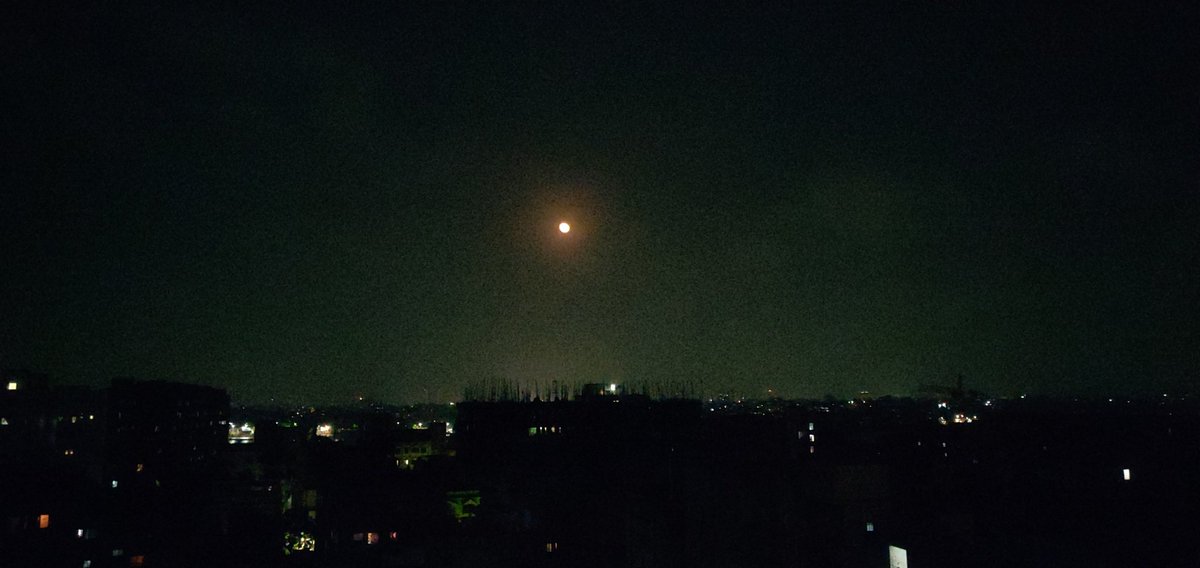 SoVicked's tweet photo. Hey that's not a bulb. That's the super moon. https://t.co/XN9emDjwXD
