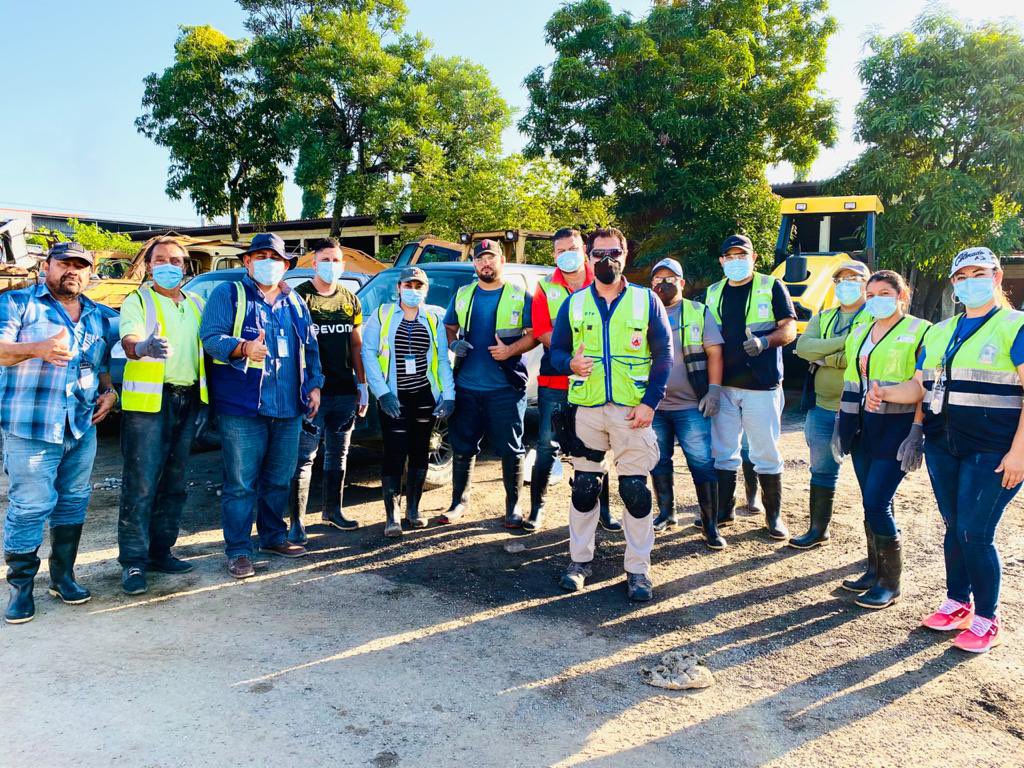 moytorres02's tweet photo. Gracias #Castores 🦫 de Movilidad Urbana, bajo la coordinación de @quiroz_dieter por su compromiso y dedicación en realizar la labor humanitaria de limpieza durante #153Dias en  #Chamelecón logrando limpiar 205 casas y 5 iglesias. #Solidarias #GraciasCastores @acalidoniohn https://t.co/hG300X8gMG