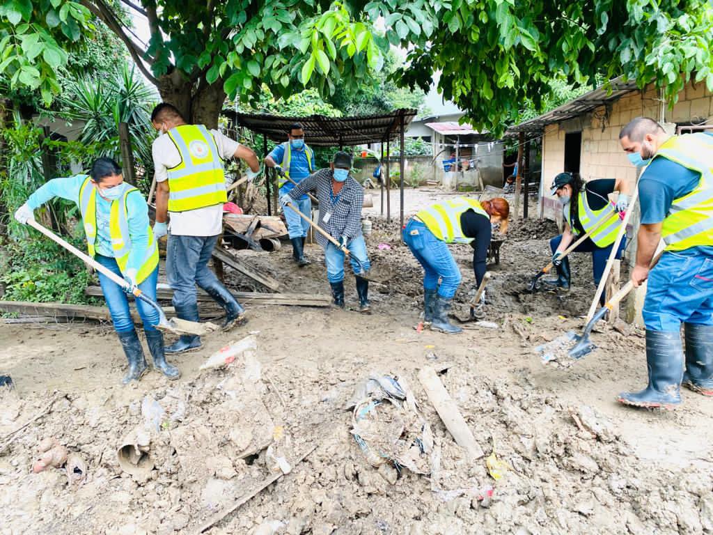 moytorres02's tweet photo. Gracias #Castores 🦫 de Movilidad Urbana, bajo la coordinación de @quiroz_dieter por su compromiso y dedicación en realizar la labor humanitaria de limpieza durante #153Dias en  #Chamelecón logrando limpiar 205 casas y 5 iglesias. #Solidarias #GraciasCastores @acalidoniohn https://t.co/hG300X8gMG