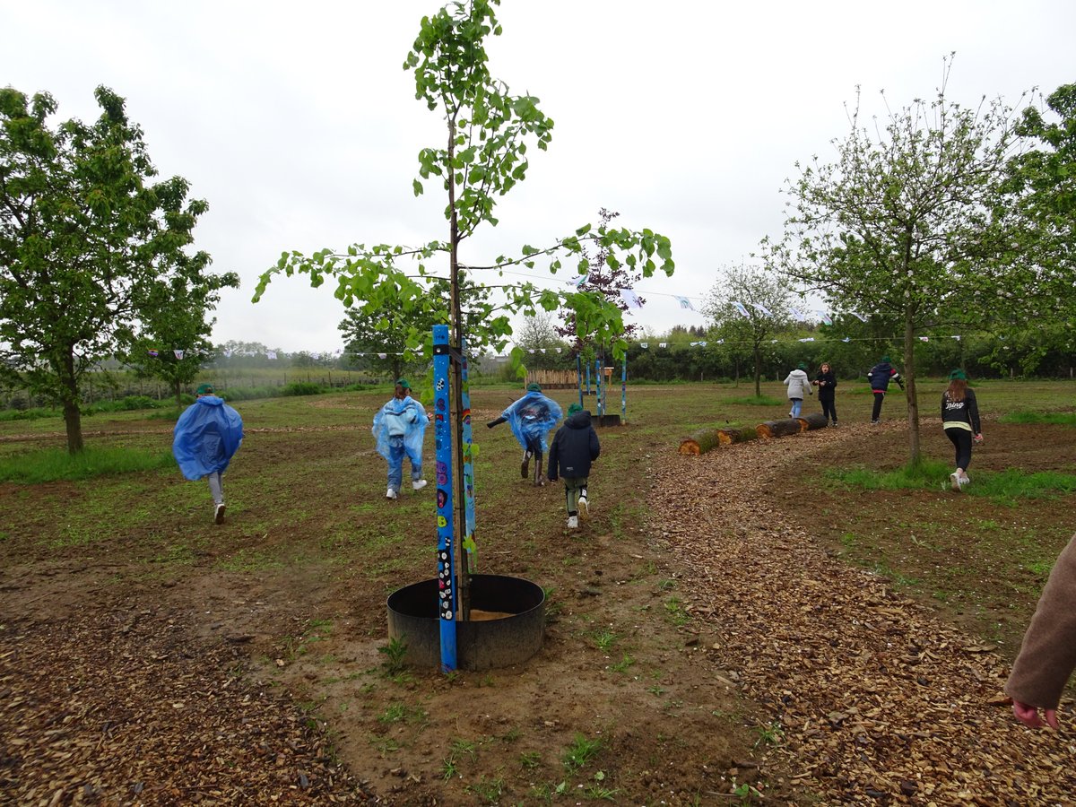 In de nagalm van het prachtige lied "Gelök" openen zanger Ben Verdellen, wethouder Marij Pollux en kinderen van BS De Regenboog het natuurparkje "Verborge Gelök". Een heel mooi voorbeeld van de handen ineenslaan. boekenderbelang.nl/?p=2801