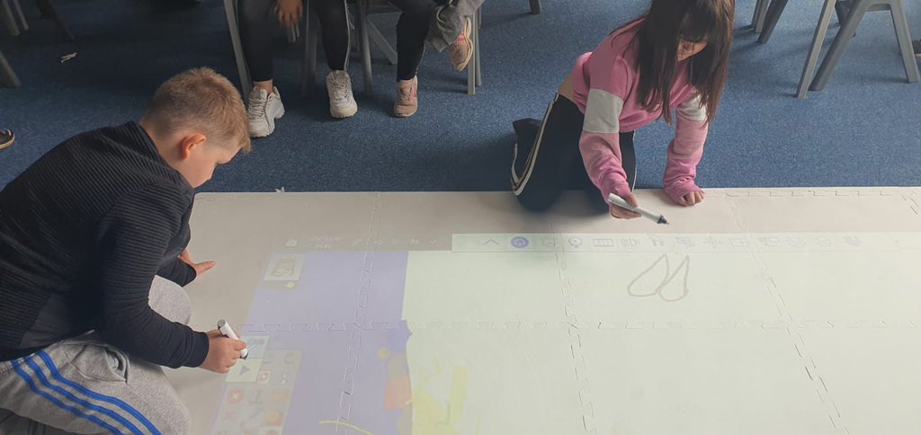 RosebankPS's tweet photo. Something exciting arrived in p2/3 this afternoon. We are getting to borrow this floor projector. Thanks to @davekeenan8 for setting it all up. Looking forward to finding out what we can learn with it #digilearndundee #dundeelearning https://t.co/54fdIe4qhe