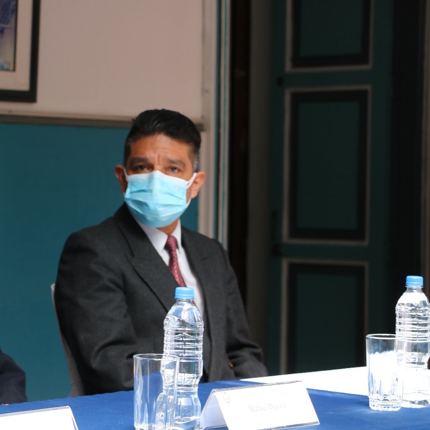 GoberLoja's tweet photo. Frente a la Intendencia General de Policía estará Víctor Japón Orellana, Doctor en Jurisprudencia, Abogado, Licenciado en Ciencias Políticas. Laboró como Asesor Jurídico de la @PoliciaEcuador, Abogado de la Jefatura de Tránsito de #Loja y ejerció la docencia en el @SchoferesLoja. https://t.co/9eeu3S5dFH