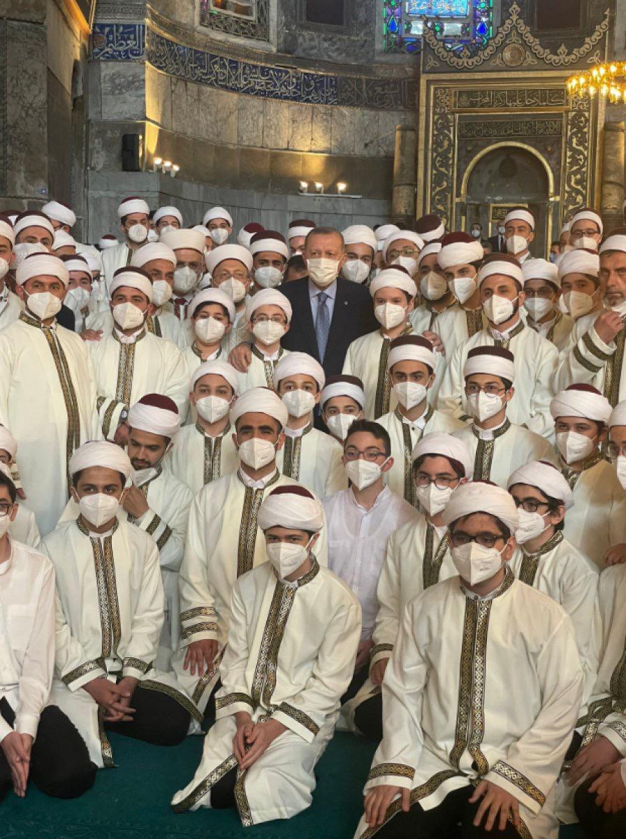 Akparti's tweet photo. Cumhurbaşkanımız Recep Tayyip Erdoğan'ın katılımıyla İTO Marmara Anadolu İmam Hatip Lisesi Hafızları İcazet Töreni gerçekleşti. https://t.co/b3HNu0fvDN