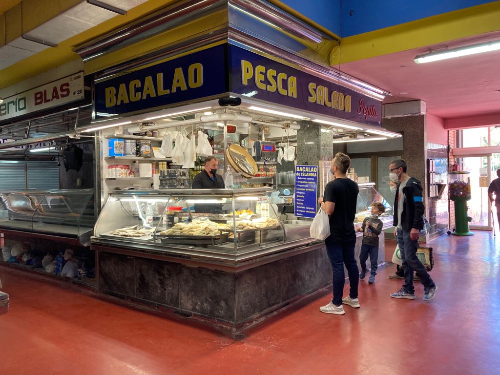 AvCanyars's tweet photo. 🔊#Campanya 'VINE AL TEU MERCAT' 

L'Associació de veïns i veïnes Canyars - Poble Vell hemos ido ha hacer las compras a nuestro mercado municipal.

A pesar de la cantidad de puestos vacíos, las 4 paradas supervivientes son capaces de iluminar la soledad del recinto 🌞 https://t.co/yoznEJsWOf