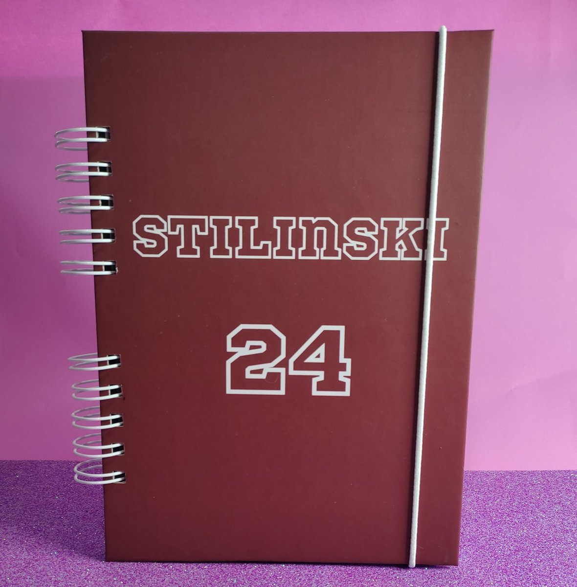 MoonStore89's tweet photo. Bullet Journal TeenWolf já a venda na Shopee!!
100 Folhas/200 Páginas 90g
Cartela de adesivos
Mini pôster
Elástico
Brinde
Todos integrantes principais do time de Lacrosse da série!!🐺❤️🥍
https://t.co/khiH2YweWo
#TeenWolf #MoonStore https://t.co/QwGrgLCktm