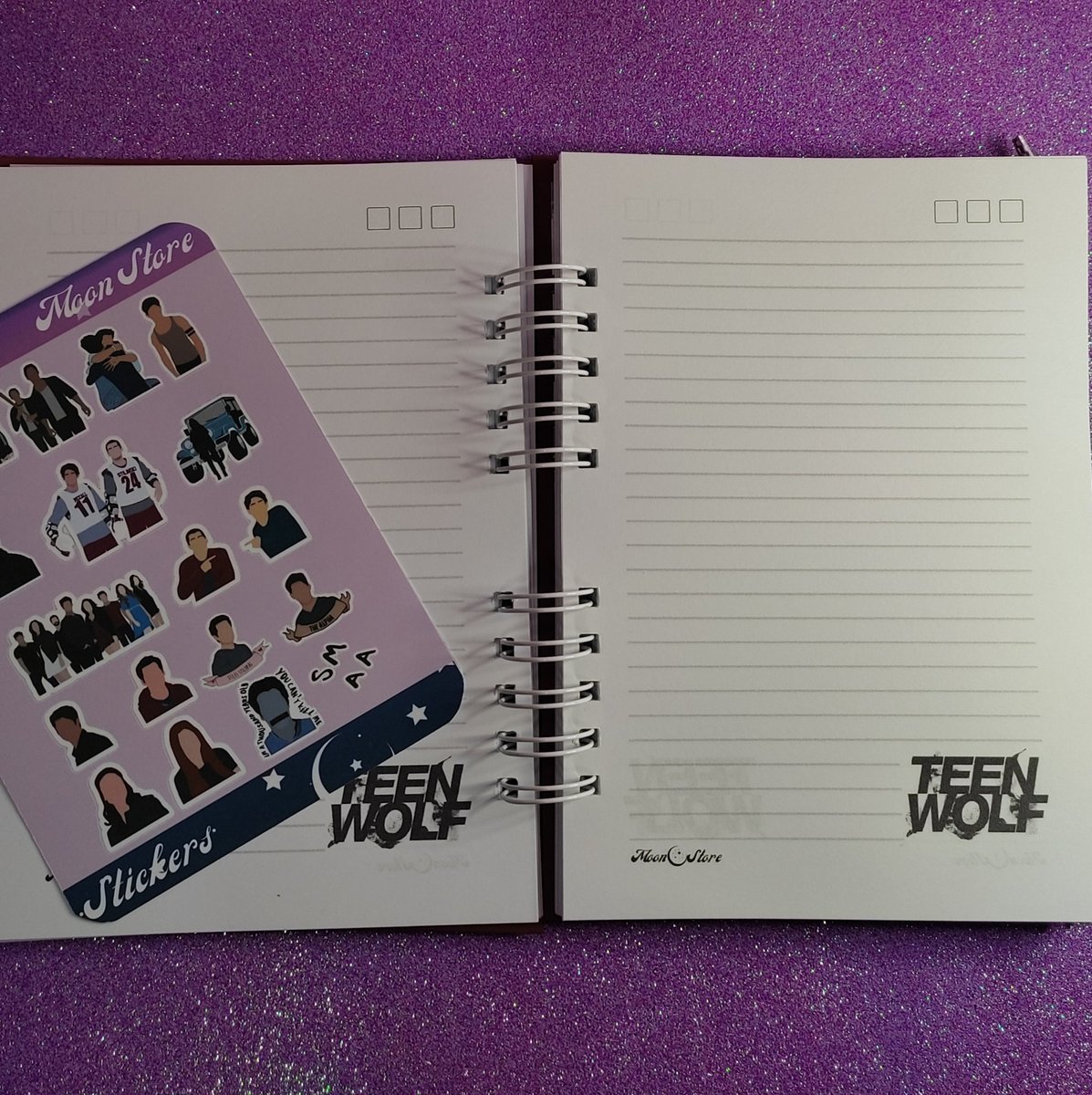 MoonStore89's tweet photo. Bullet Journal TeenWolf já a venda na Shopee!!
100 Folhas/200 Páginas 90g
Cartela de adesivos
Mini pôster
Elástico
Brinde
Todos integrantes principais do time de Lacrosse da série!!🐺❤️🥍
https://t.co/khiH2YweWo
#TeenWolf #MoonStore https://t.co/QwGrgLCktm