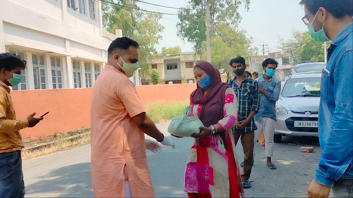 IPardeepJamwal's tweet photo. अखिल भारतीय विद्यार्थी परिषद कठुआ इकाई के कार्यकर्ताओं  द्वारा जरूरतमंद लोगों को सूखा राशन वितरित किया गया। इस मौके पर क्षेत्रीय सह-संगठन मंत्री श्री विजय प्रताप जी विशेष रूप से उपस्थित रहे।
@abvpjk
@ABVPVoice
@BharatiyaAnchal
#ABVPForSociety https://t.co/BVXx2Gr38y