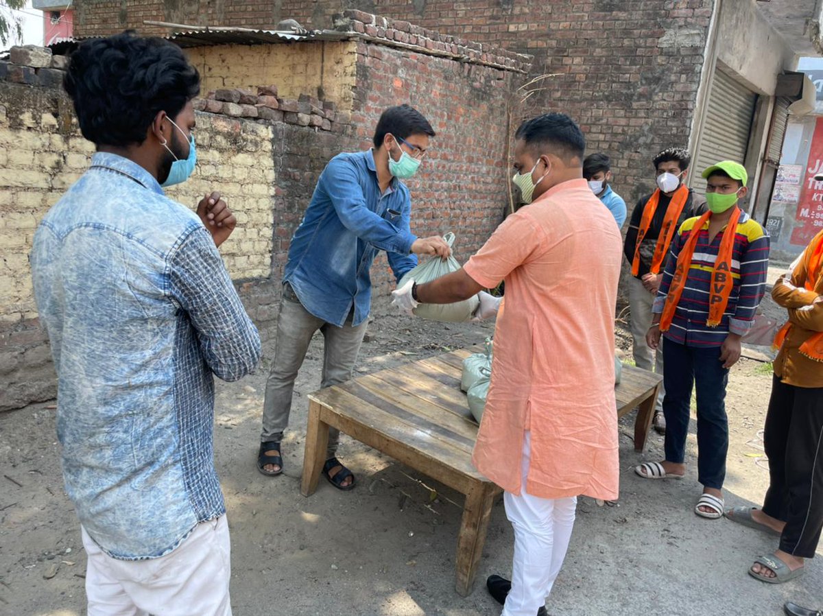 IPardeepJamwal's tweet photo. अखिल भारतीय विद्यार्थी परिषद कठुआ इकाई के कार्यकर्ताओं  द्वारा जरूरतमंद लोगों को सूखा राशन वितरित किया गया। इस मौके पर क्षेत्रीय सह-संगठन मंत्री श्री विजय प्रताप जी विशेष रूप से उपस्थित रहे।
@abvpjk
@ABVPVoice
@BharatiyaAnchal
#ABVPForSociety https://t.co/BVXx2Gr38y