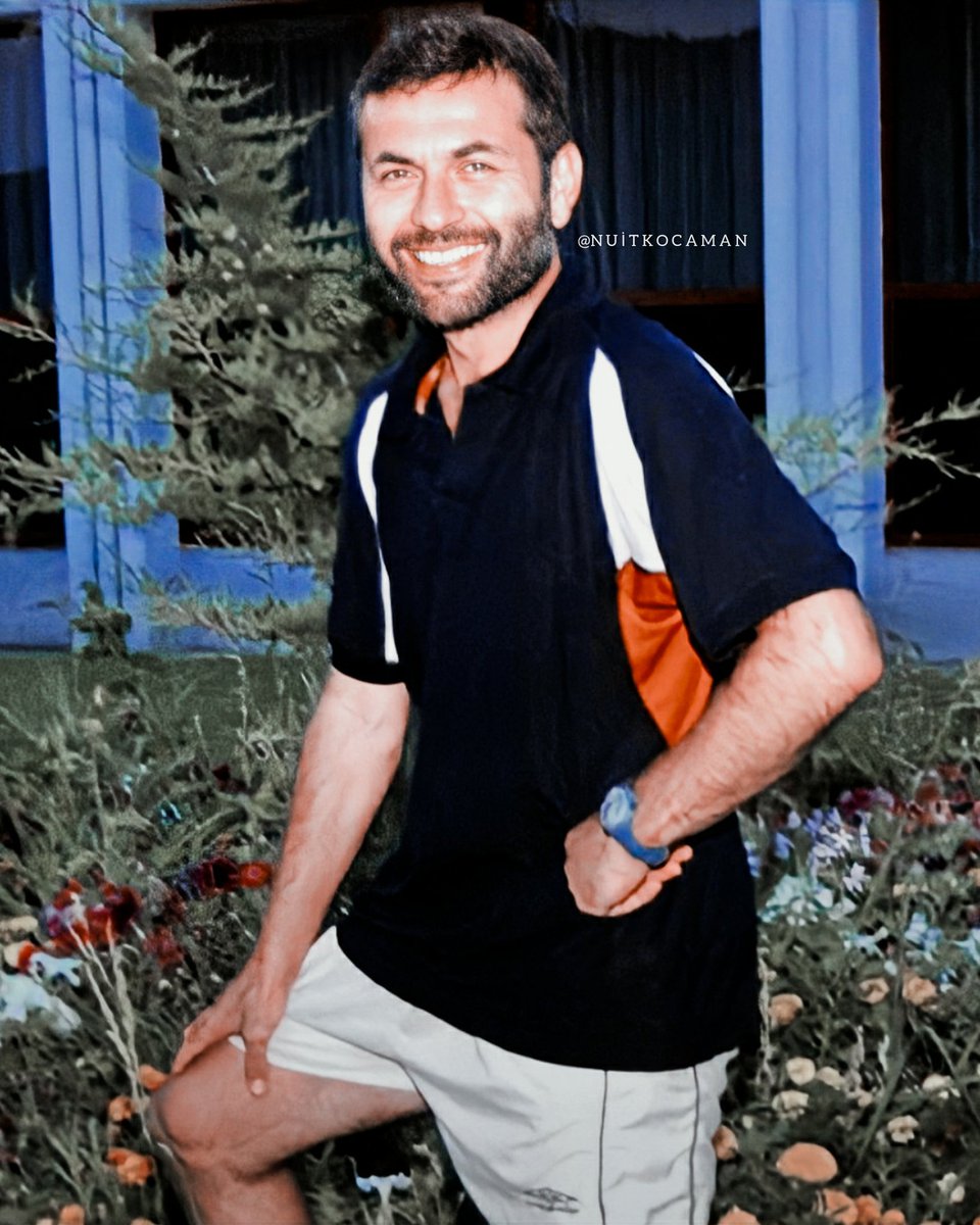 Sana bakmak,
Bütün rastlantıları reddedip bir mucizeyi anlamaktır
Sana bakmak,
Allah'a inanmaktır.