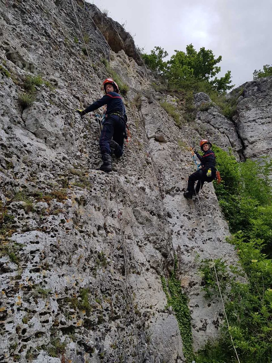 sdis27's tweet photo. 👏 aux 3 stagiaires reçus à la pré-sélection #Imp2 sur 2 jours d'autonomie sur corde.
Ils ont déjà participé à un écrit avec 40 questions, puis 1 journée avec au atelier noeuds, appréhension du vide, ... 
L'équipe spé #GRIMP a 1 an pour les préparer avant leurs formation à ANGERS https://t.co/Uv8rSFydze