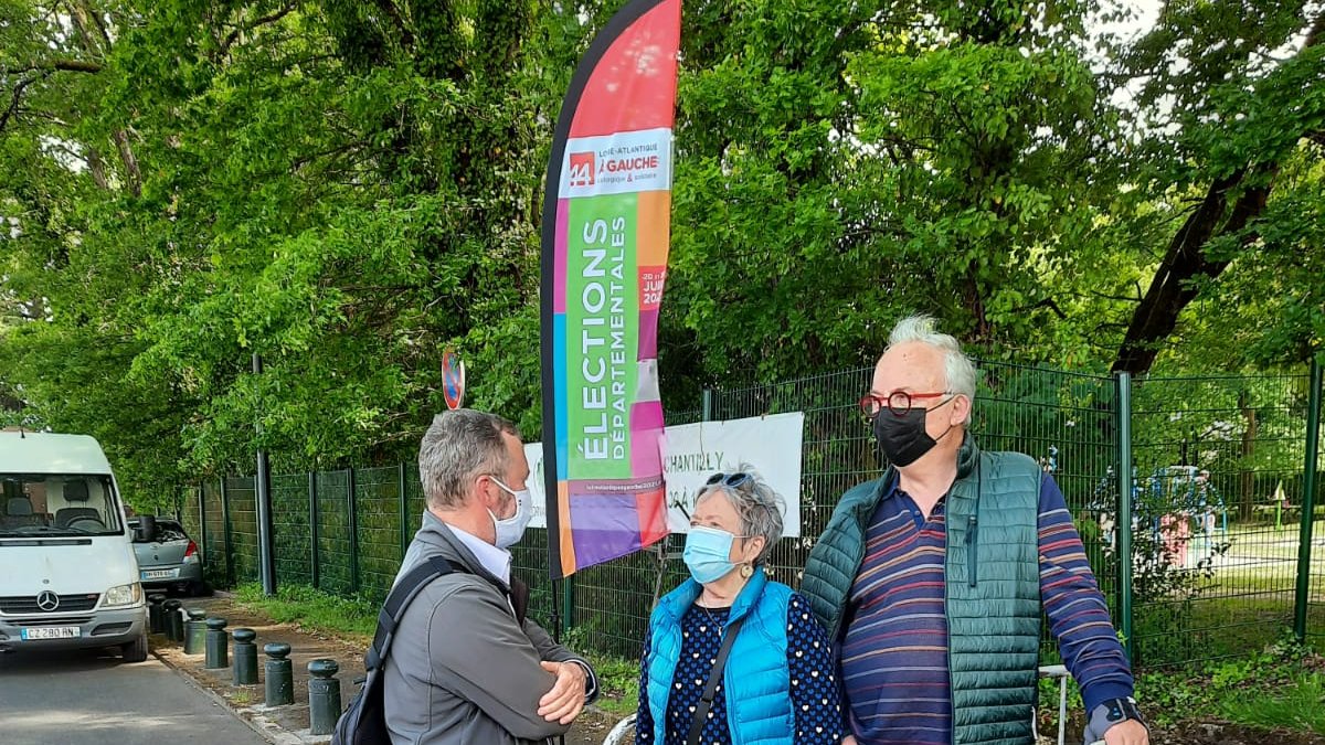 44AGauche_StHe2's tweet photo. Nos candidats, @laurentDubost1 et @farida_rebouh, étaient ce soir sur le marché du Petit Chantilly sur #orvault pour promouvoir le programme de @44aGauche2021 #écologique &amp; #solidaire https://t.co/djnUtcqQXA
