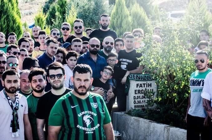 YesilCephe's tweet photo. 30 Kasım 2013 günü deplasman dönüşünde katledilen Fatih Eroğlu ağabeyimizin katili bugün tahliye edilmiştir. Bir insanı öldürmek, 19 kişiyi yaralamanın cezası 7,5 yıl mıdır? Bu karar hangi adalete, hangi mantığa sığar? https://t.co/a3yDiK6Ylz