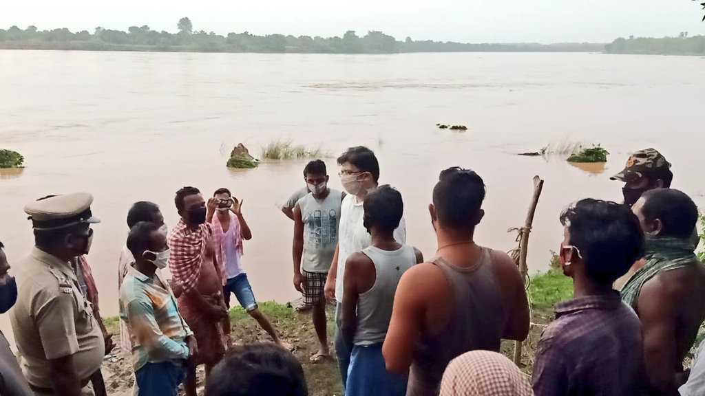 spmayurbhanj's tweet photo. SP Mayurbhanj interacted &amp; appreciated cooperation extended by villagers of Sirsa under Jharpokharia PS in tackling flash flood situation in Subarnarekha river.

Mayurbhanj Police extend gratitude to all the citizens of Mayurbhanj district for their cooperation. 

#CycloneYaas https://t.co/EuJ37UoUDp