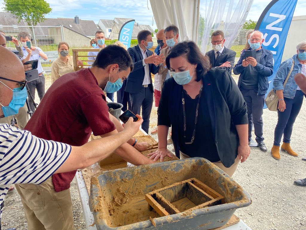 emmacosse's tweet photo. Heureuse d’avoir participé à la pose de 1ère brique en terre crue de la résidence Kenkiz! Avec @NicolasCriaud, Maire de @villedeguerande, Luc Dupas, @NdonchelleMatth et @GroupeCISN. Une résidence intergénérationnelle, respectant la haie bocagère. Archi @MXCARCHITECTES https://t.co/8v4xkgGlfR