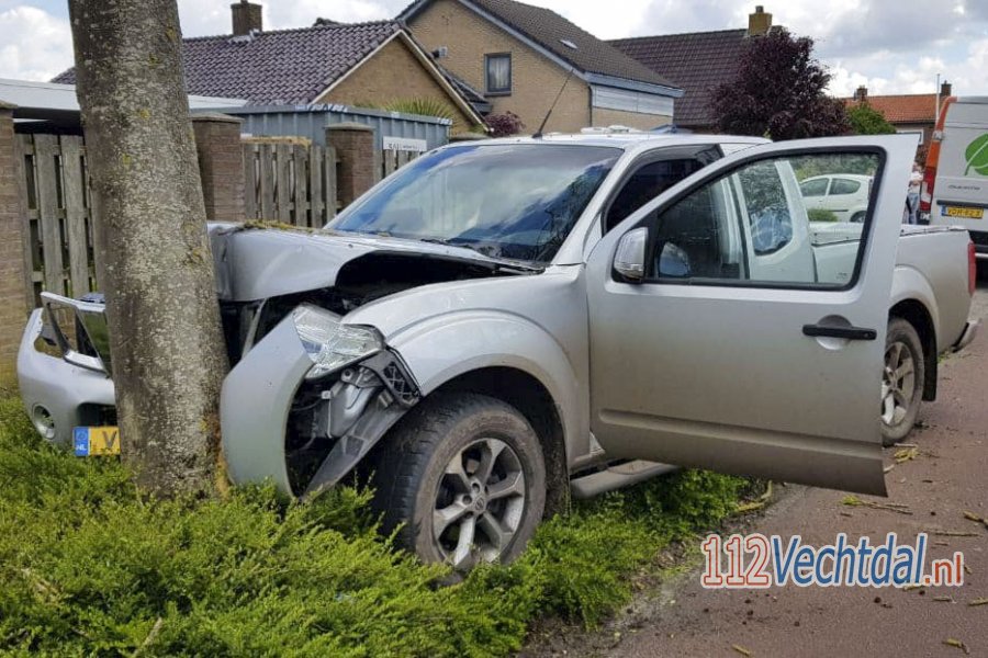 Automobilist in #Lutten botst frontaal tegen boom na aanrijding met bestelbus. 112Vechtdal.