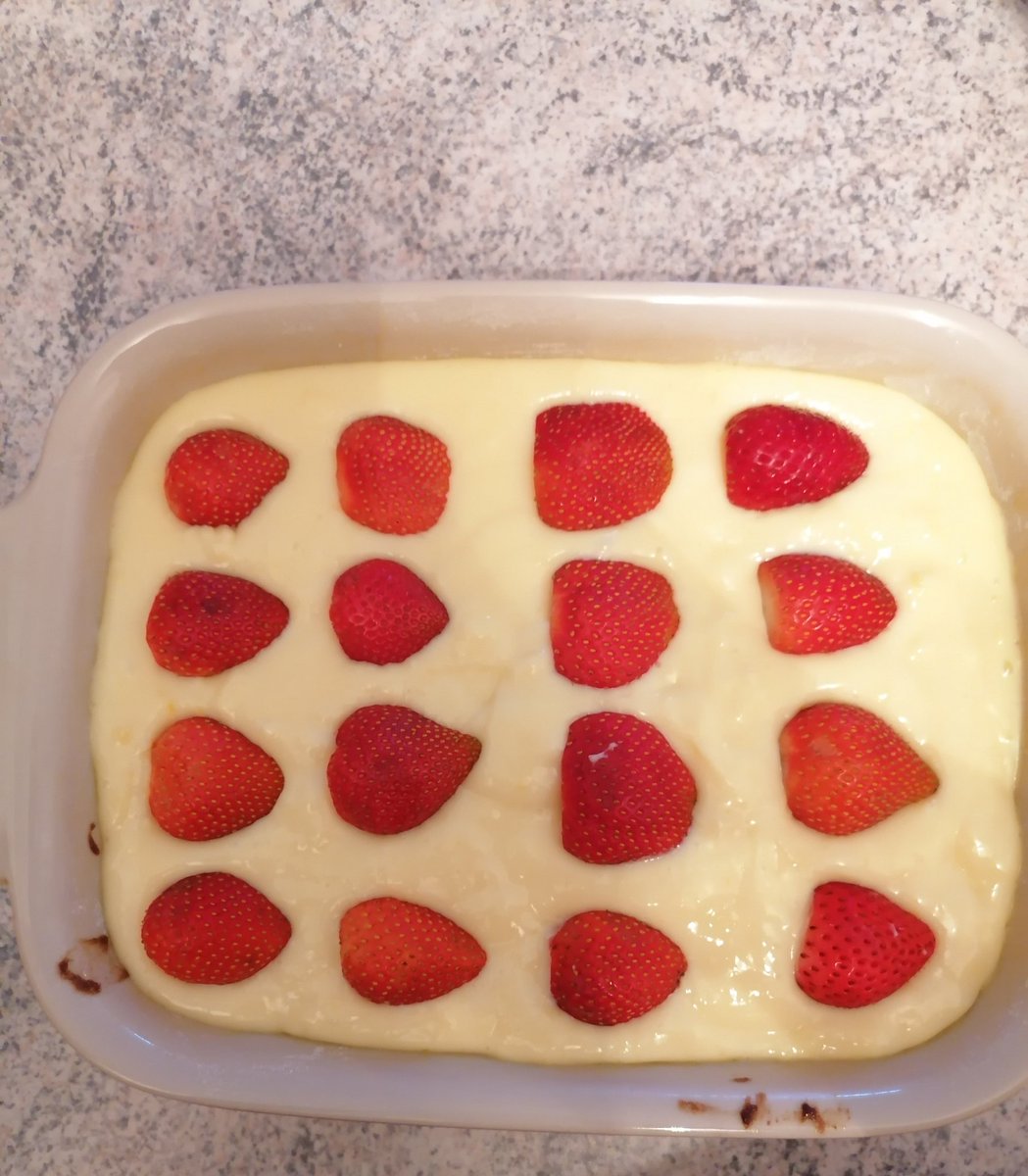#ooc chocolate brownies with vanilla pudding topping and fresh strawberries 🤤