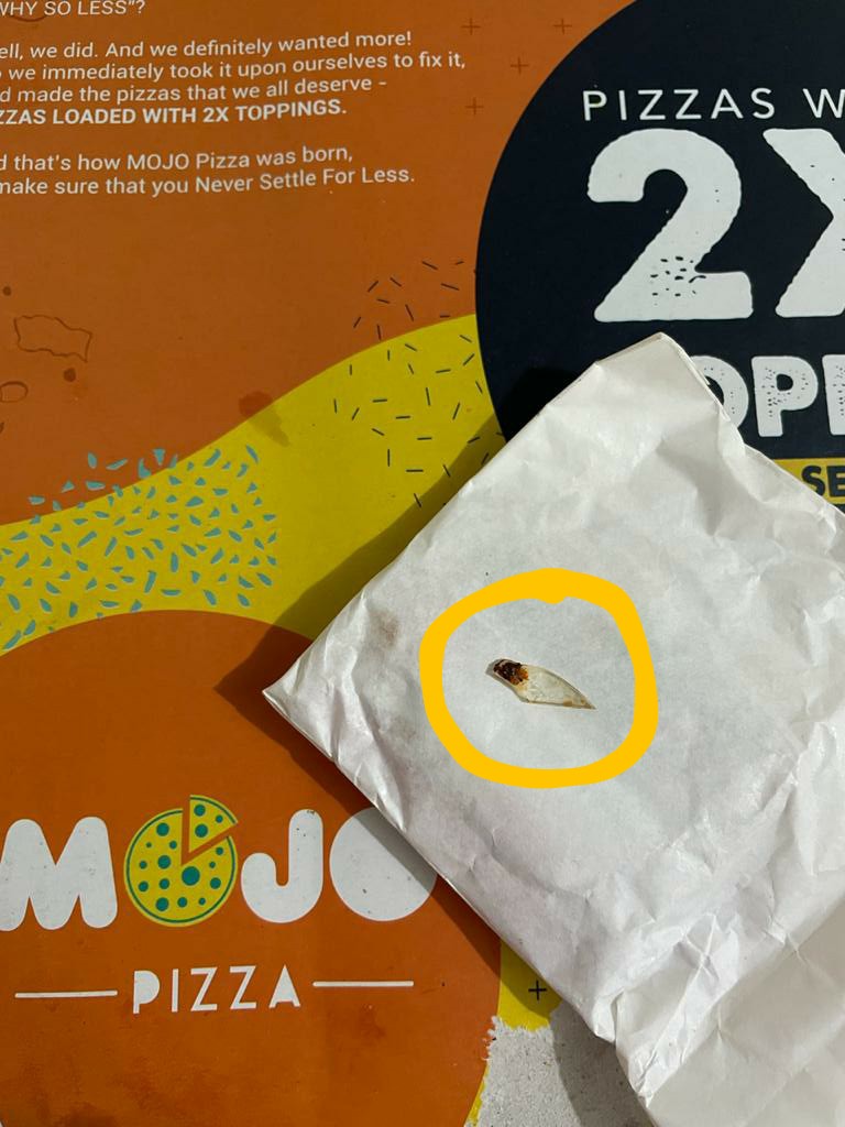 ikaran3112's tweet photo. Hey @MojoPizzas, look what I found in my pizza 😟 #glassinpizza https://t.co/thRwezSFPA