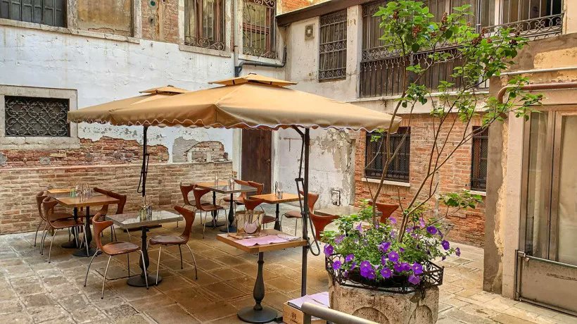 Oltre a essere bellissima, #Venezia è anche una #città buona. <a href="/MarcoColognese/">Marco Colognese</a> ci consiglia sei indirizzi per mangiare all'aperto e godere di una vista mozzafiato. 
👉bit.ly/2QZDqvY