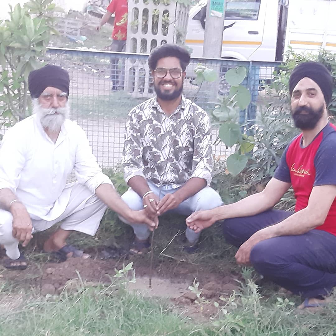 SaluteTheTrees's tweet photo. 4 more trees(Bottlebrush,Tecoma, Mango,Harar/Terminalia Chebula) planted today completing 976 trees. Thanks to all the volunteers and people who gave home to our saplings🌳 #nativetrees #communityplantation #plantingtrees #onemilliontrees #oxygenisnotfree @Subhajit @barjinderpcs https://t.co/jV95Ftklev