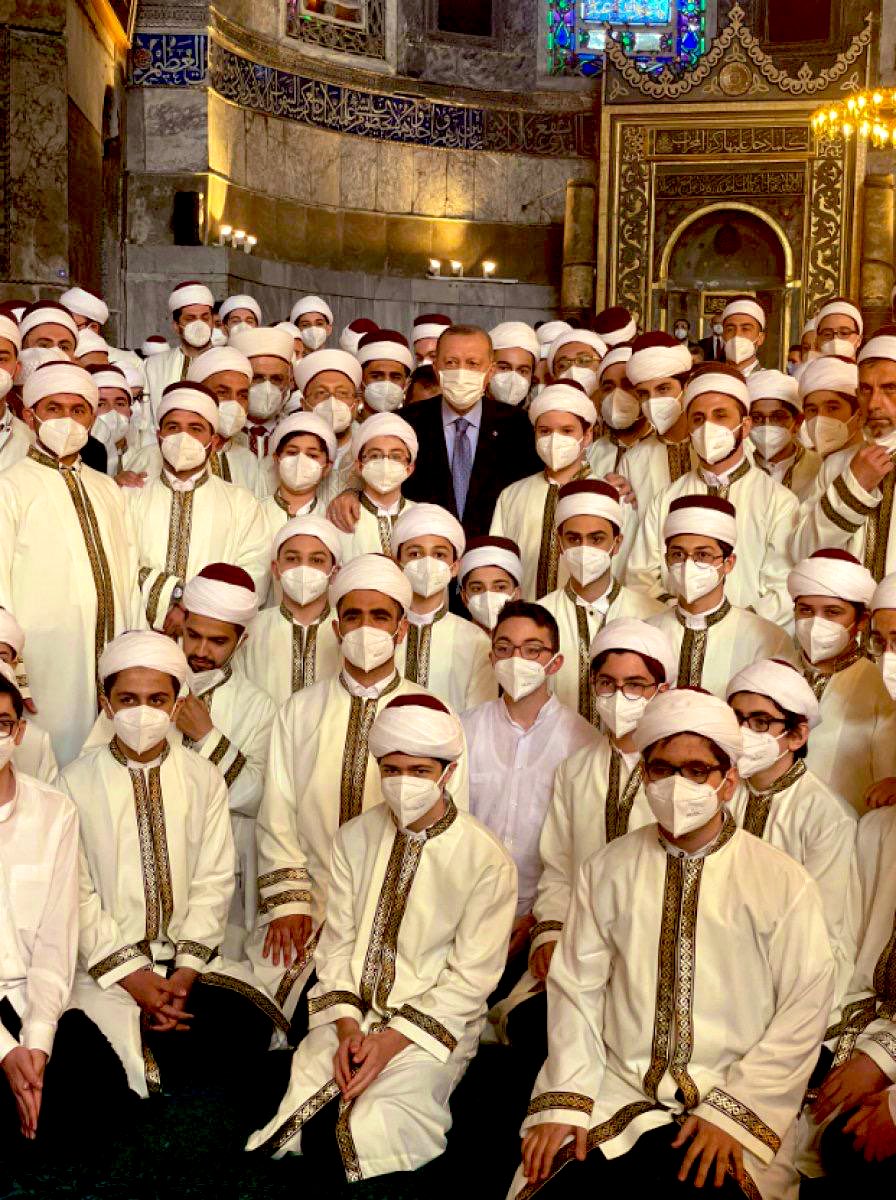 Hamza_tekin2023's tweet photo. قبل قليل.. الطيب أردوغان مع حفظة القرآن الكريم في مسجد آيا صوفيا في إسطنبول https://t.co/19mn26oNV4