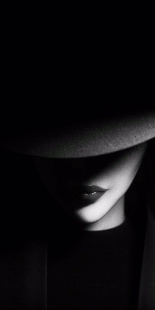 أنا أنثى تشبه القمر لي جانب منير وجانب مظلم ، معجبة بجانبي المنير حد الغرور ومغرمة بجانبي المظلم حد الثمالة