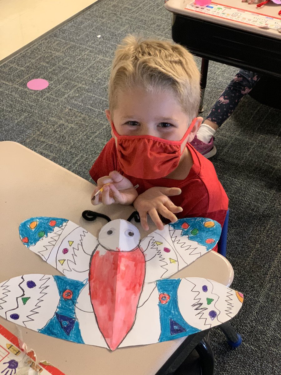 KeeleeAhlgren's tweet photo. Centennial’s kindergarten artists had fun creating their symmetrical butterflies!! #pawpride 
@ctlbulldogs
 #osd135 https://t.co/xsoIHQecpC