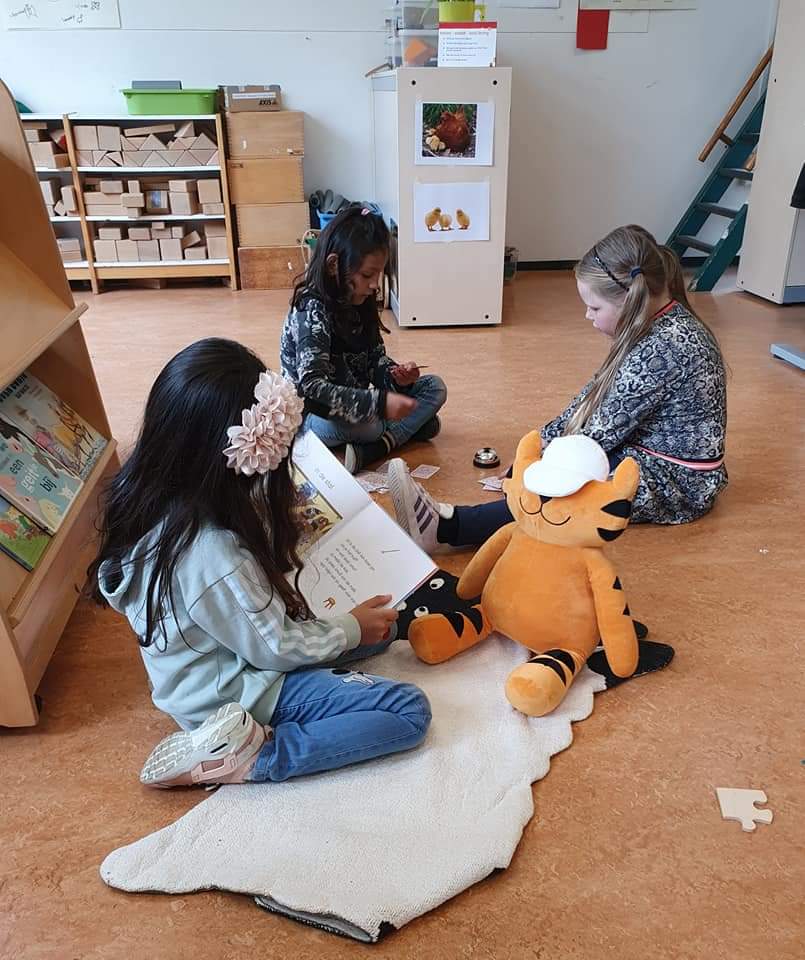 Voorlezen aan de kanjertijger in groep 2.