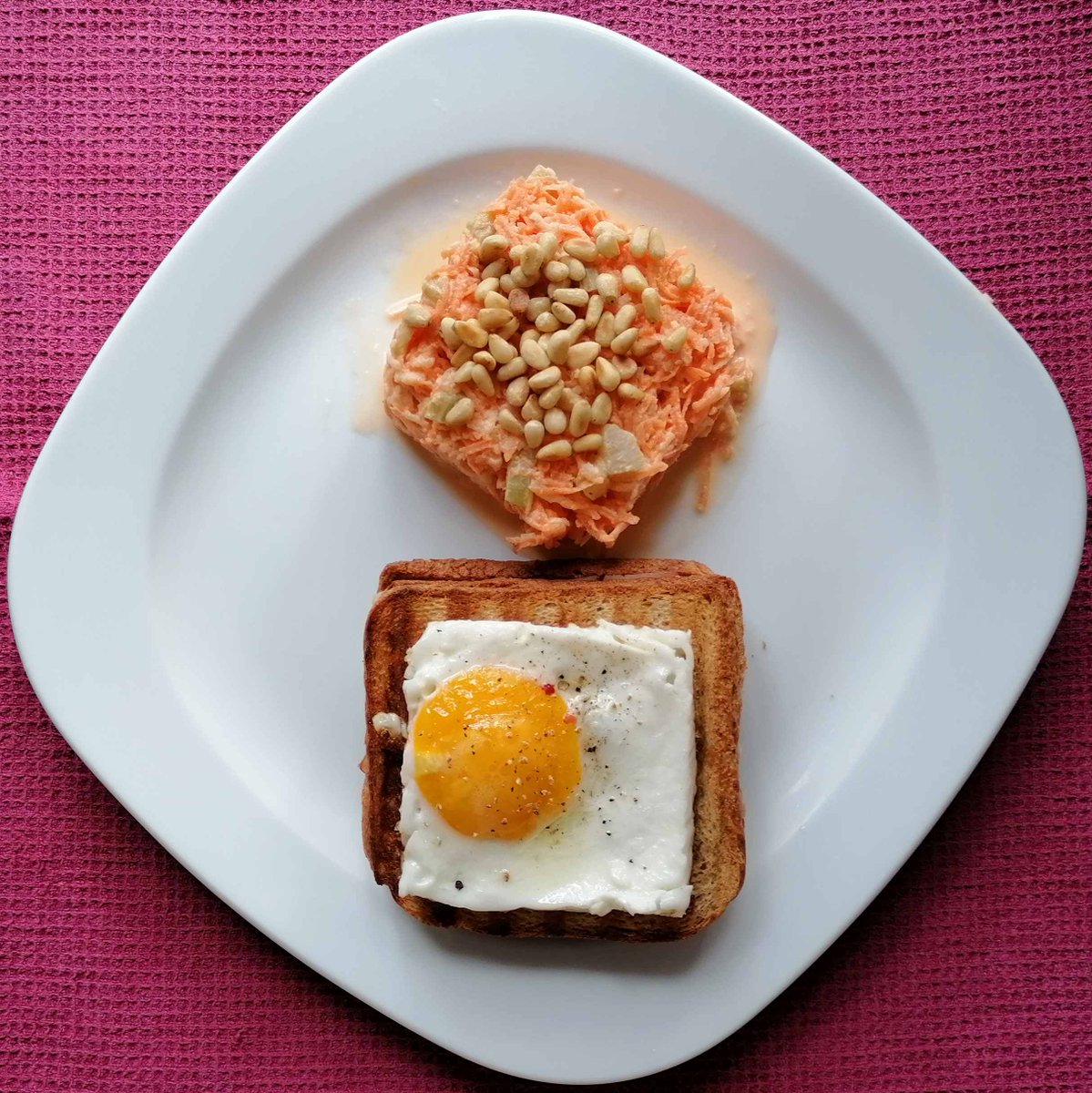 MikeKocht's tweet photo. Nur #Toast heute im #Twooking. Suppe war ja schon.
Dafür als #Dreidecker mit #Spiegelei
Dazu noch #Salat von #Karotten, #Apfel und #Rhabarber mit #Pinienkernen

https://t.co/jBLZyvUPYb https://t.co/qCX58l9uOv