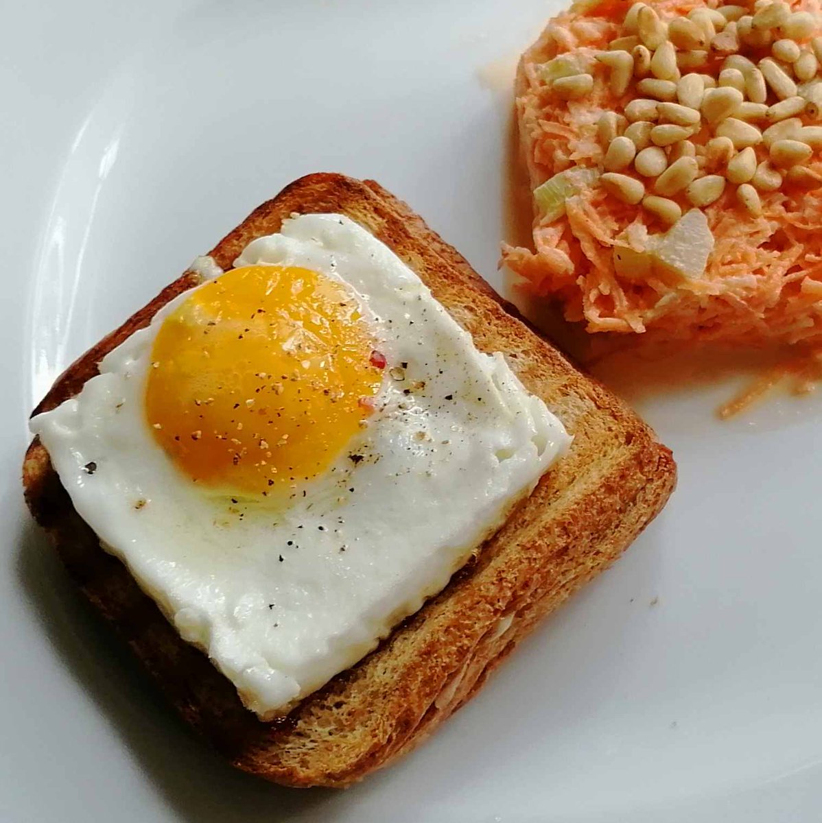 MikeKocht's tweet photo. Nur #Toast heute im #Twooking. Suppe war ja schon.
Dafür als #Dreidecker mit #Spiegelei
Dazu noch #Salat von #Karotten, #Apfel und #Rhabarber mit #Pinienkernen

https://t.co/jBLZyvUPYb https://t.co/qCX58l9uOv