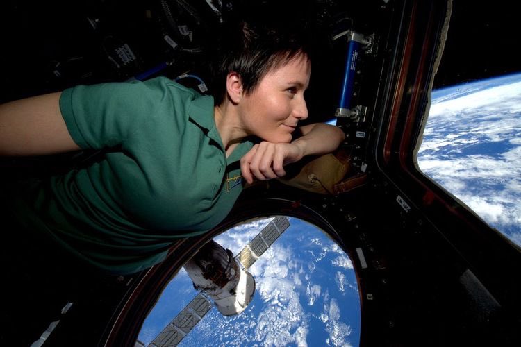 Palazzo_Chigi's tweet photo. La prima donna europea al comando della Stazione spaziale internazionale è la nostra Samantha #Cristoforetti. Sventola sempre più in alto la bandiera dell'Italia 🇮🇹 #competenza #tenacia https://t.co/WFX1U2dvmC