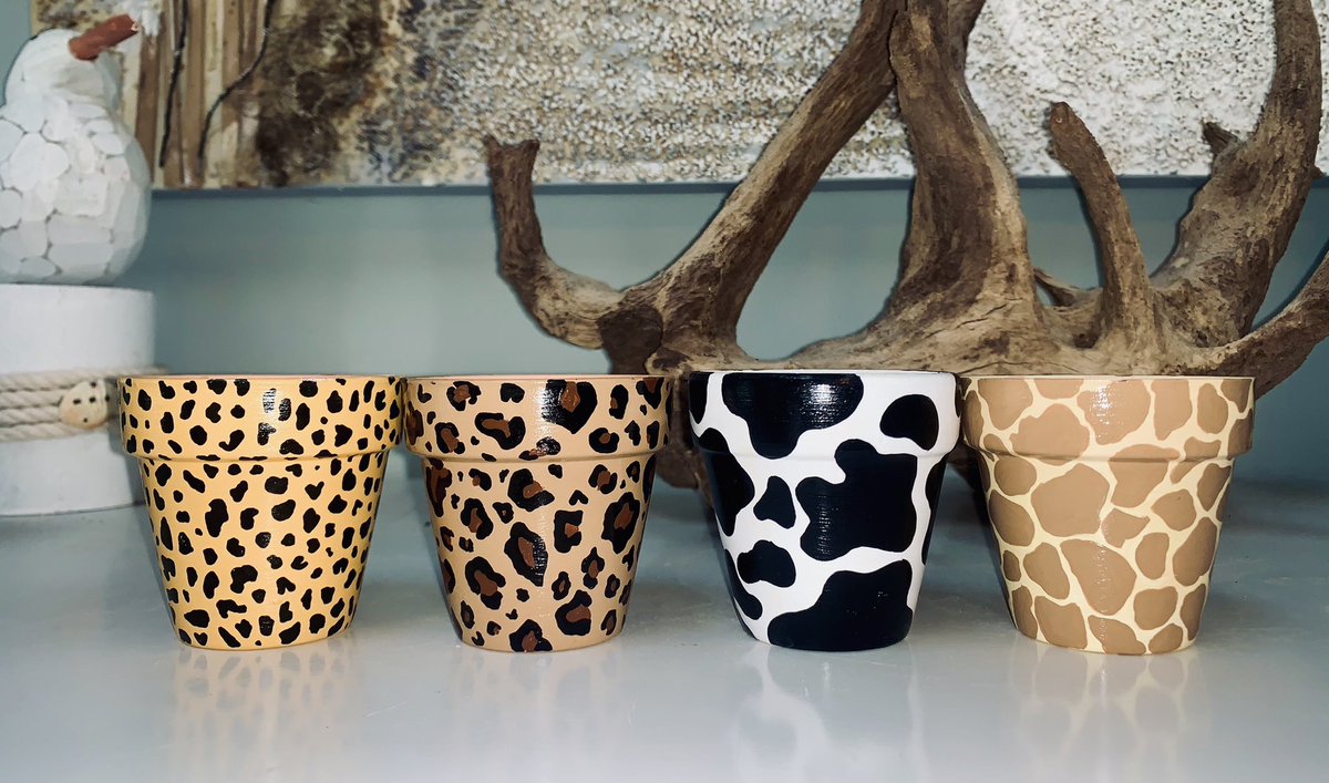 lindsayrizziart's tweet photo. I have some new pretty pots for sale 🌿🌺 https://t.co/9BfbmlL5hR 🤍 https://t.co/CscTZQZn8j