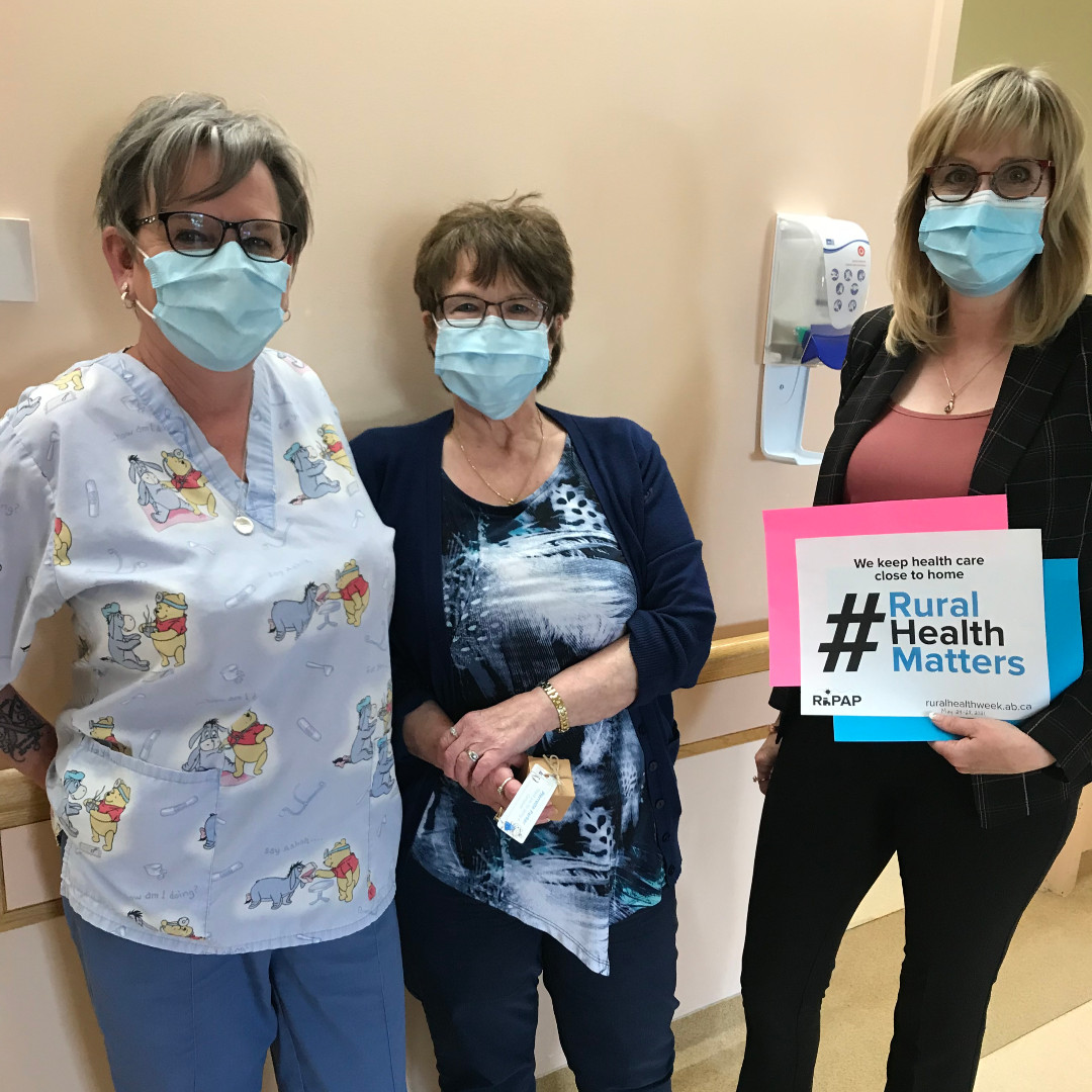 AlbertaRhPAP's tweet photo. Myrna Lanctot from the Smoky River Physician Recruitment and Retention committee was out and about during #ABRuralHealthWeek visiting the hospital and some clinics in #McLennan and #Fahler with some goodies for local health-care heroes. #rualhealthmatters https://t.co/sjTrW90LUK