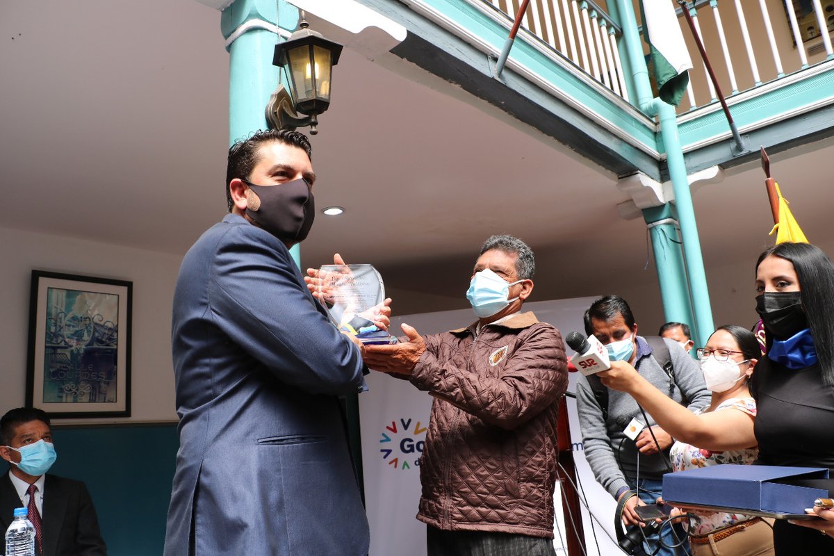 GoberLoja's tweet photo. Durante el evento, el señor Guillermo Villegas, integrante de la Asociación de Ganaderos de #Loja entregó una placa de reconocimiento al gobernador de la provincia, @mariomancino. 

#EcuadorDelEncuentro 🤝
#EncontrémonosPorLoja https://t.co/TQ7fy8bswn