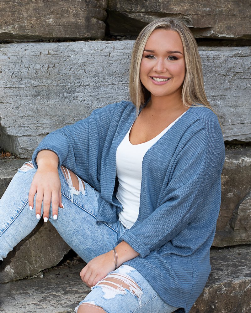 TayandMikesMom's tweet photo. Congratulations, Taylor Waring! We are so incredibly proud of you and can’t wait to see what the future holds for you! Love, Dad, Mom & Michael #Classof2021 #ucs21 #uhs 🧡🖤👩🏼🎓 https://t.co/piKDOsqNQC