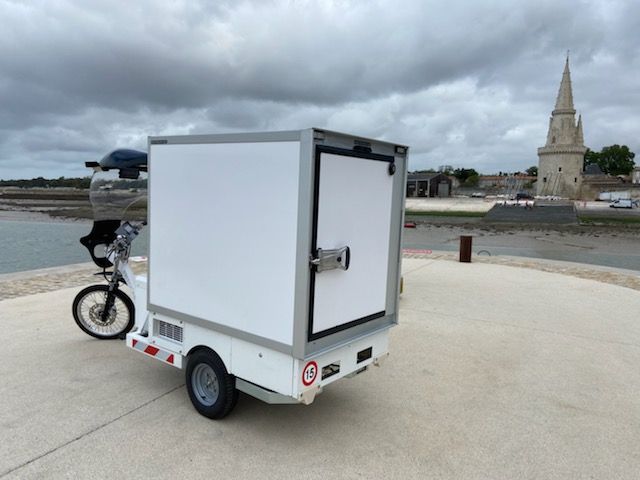YannWeb's tweet photo. Je viens de voir passer ceci, qui me semble vraiment pas mal pour la logistique froid du dernier km en intra-urbain !
Froid positif ou négatif, une journée d'autonomie, 1.5 m3 utile... #WhatElse ?

#Kleuster via @lamberet_sas 

#Vélo https://t.co/OrfY6Yo9nh