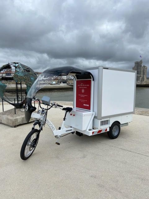 YannWeb's tweet photo. Je viens de voir passer ceci, qui me semble vraiment pas mal pour la logistique froid du dernier km en intra-urbain !
Froid positif ou négatif, une journée d'autonomie, 1.5 m3 utile... #WhatElse ?

#Kleuster via @lamberet_sas 

#Vélo https://t.co/OrfY6Yo9nh