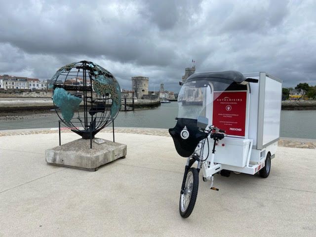 YannWeb's tweet photo. Je viens de voir passer ceci, qui me semble vraiment pas mal pour la logistique froid du dernier km en intra-urbain !
Froid positif ou négatif, une journée d'autonomie, 1.5 m3 utile... #WhatElse ?

#Kleuster via @lamberet_sas 

#Vélo https://t.co/OrfY6Yo9nh