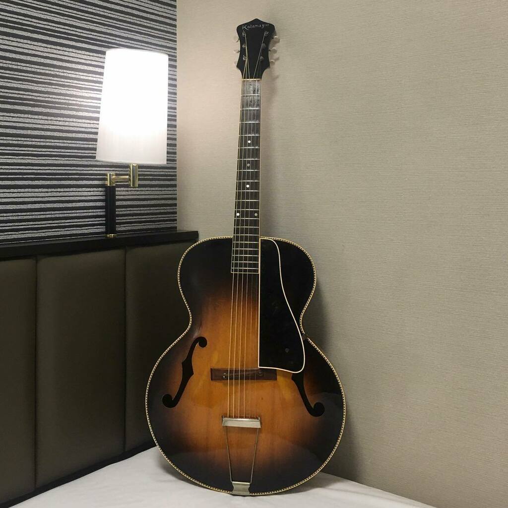K260G's tweet photo. 神奈川県には1930年後半のカラマズーの風が吹きます🍃

まさかのビンテージにギターに出会い衝動買いしましたが、音がめちゃくちゃ良くて良い買い物をしました✨

#kalamazookg32 #kalamazoo #kalamazooguitar #vintageguitar #rareguitars https://t.co/GG2iU6lZ0x