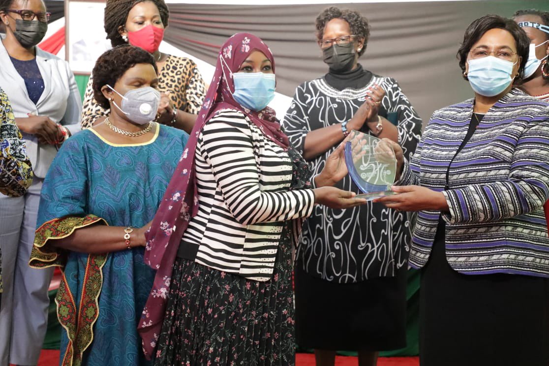 ayushi_kundu's tweet photo. Heartiest Congratulations, dear @SadearH on being recognised for your exceptional work by the President of Kenya. Wishing you more success and power in your journey forward to end FGM and save lives!
@SoroptiTweet @GMCEndFGM
#EndFGM #SIRoadToEquality #SoroptimistSix https://t.co/IXZKlt6l8P