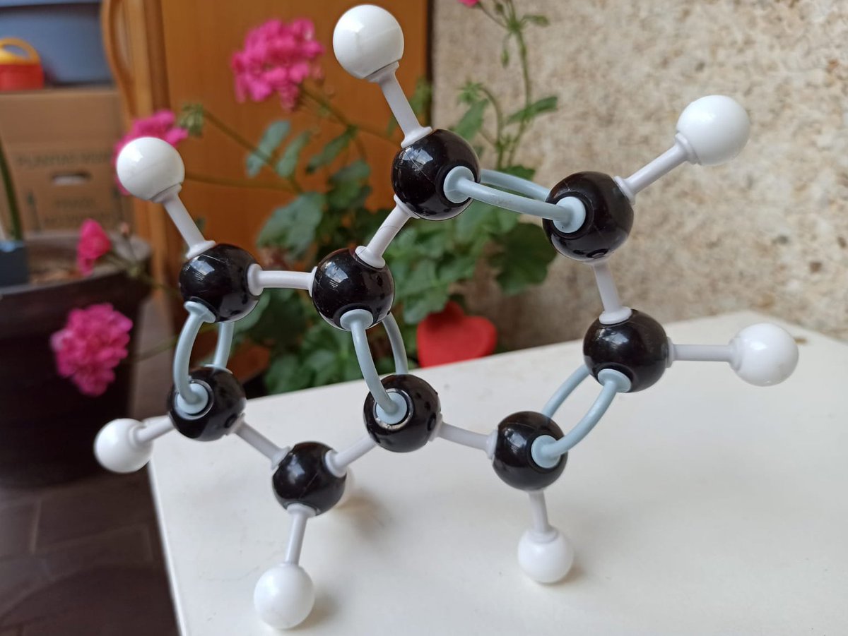 Pincertidumbre's tweet photo. Esto es una molécula de #indeno en la terraza de mi casa. Mañana os contamos todos los detalles sobre las que han encontrado en el medio interestelar, en la Nube Molecular de Tauro (TMC), gracias al programa @NANOCOSMOS_ERC del @iff_csic https://t.co/sAcaYESa93
