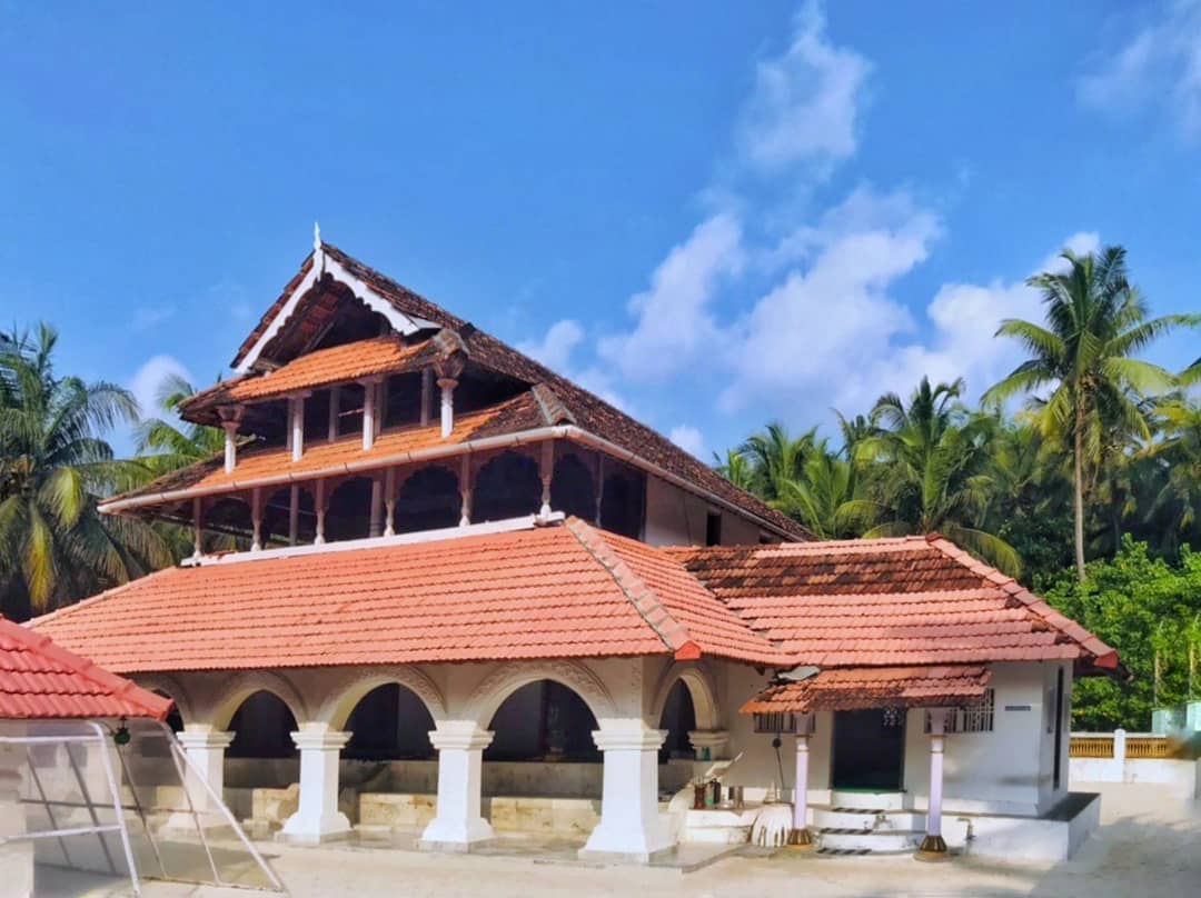 Mosques Of India on X: "You may have seen the beautiful palm fringed beaches of Lakshadweep but have you seen its architecture? Here's a photo of the Ujra Palli Mosque in case